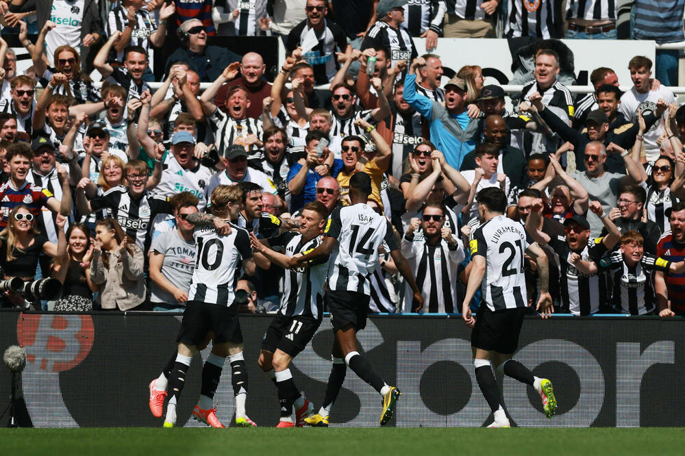 Fudbaleri Njukasla proslavljaju gol, Foto: Reuters