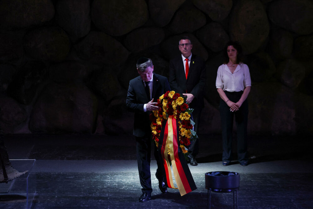 Njemački ministar spoljnih poslova Johan Vadeful nosi venac u Sali sjećanja tokom posjete Svjetskom centru za sjećanje na holokaust Jad Vašem u Jerusalimu, Foto: Reuters