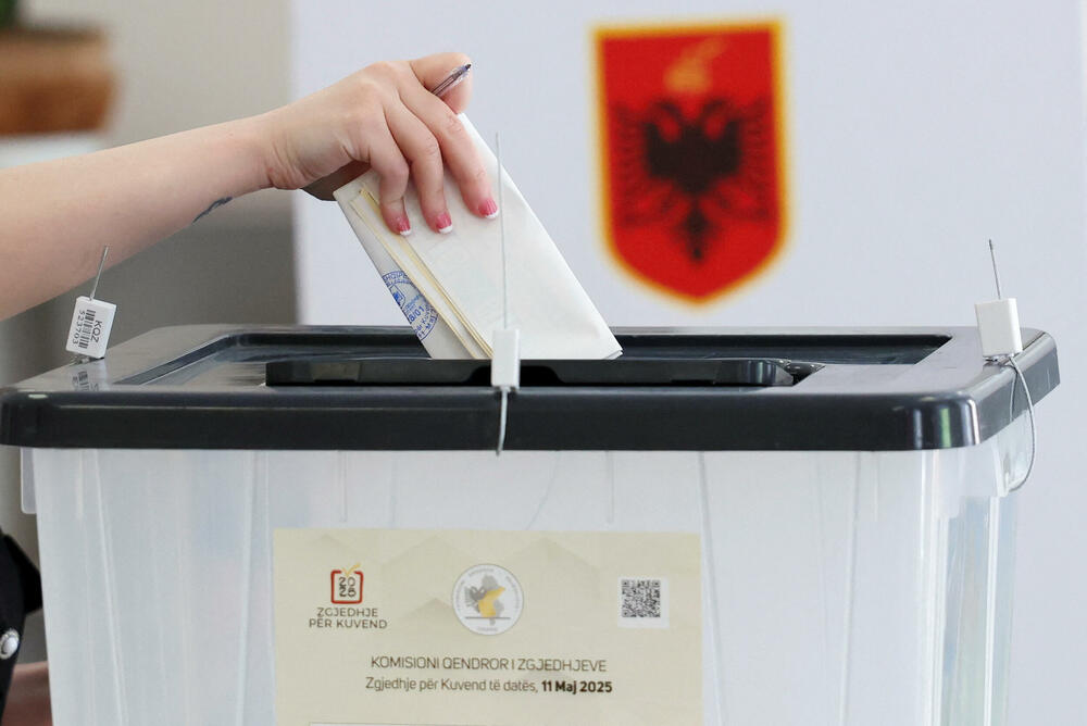 <p>Međunarodna zajednica pažljivo prati ove izbore, koji se smatraju testom pravilnog funkcionisanja krhkih institucija, nakon oštre kampanje u zemlji, daleko najviše proevropski orijentisanoj u regionu, koja je otvorila pregovore o pristupanju Evropskoj uniji (EU) u julu 2022. godine</p>