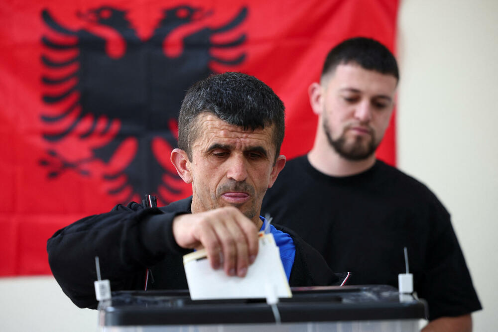 <p>Međunarodna zajednica pažljivo prati ove izbore, koji se smatraju testom pravilnog funkcionisanja krhkih institucija, nakon oštre kampanje u zemlji, daleko najviše proevropski orijentisanoj u regionu, koja je otvorila pregovore o pristupanju Evropskoj uniji (EU) u julu 2022. godine</p>