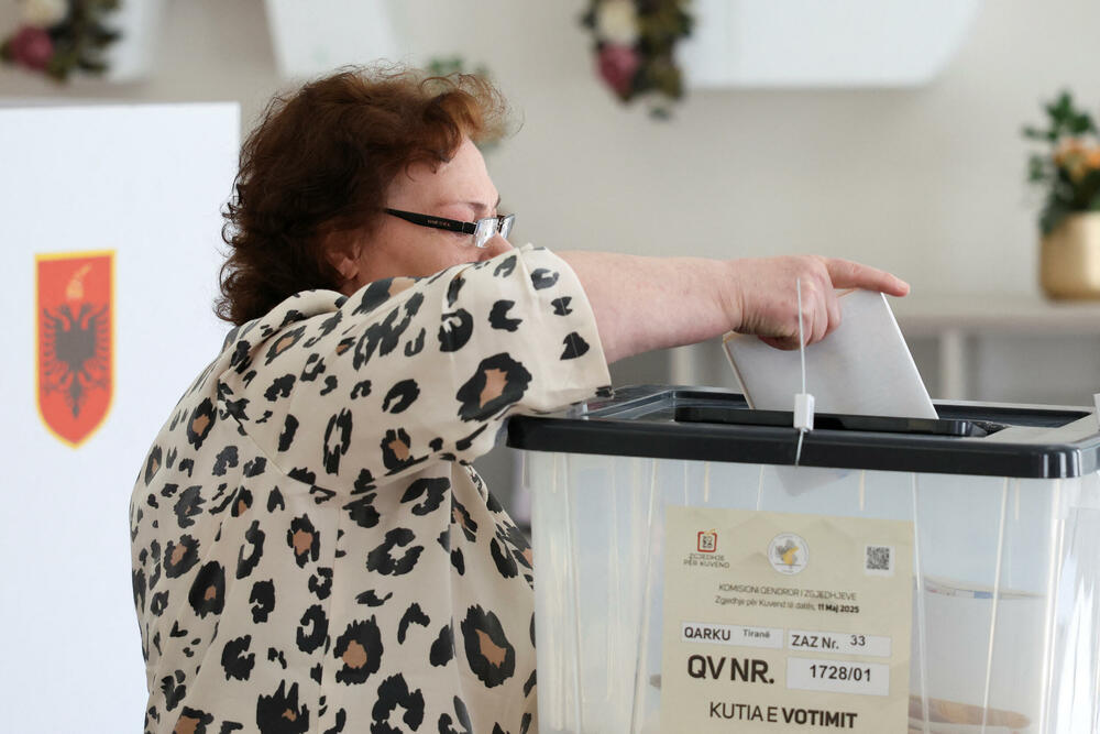 <p>Međunarodna zajednica pažljivo prati ove izbore, koji se smatraju testom pravilnog funkcionisanja krhkih institucija, nakon oštre kampanje u zemlji, daleko najviše proevropski orijentisanoj u regionu, koja je otvorila pregovore o pristupanju Evropskoj uniji (EU) u julu 2022. godine</p>