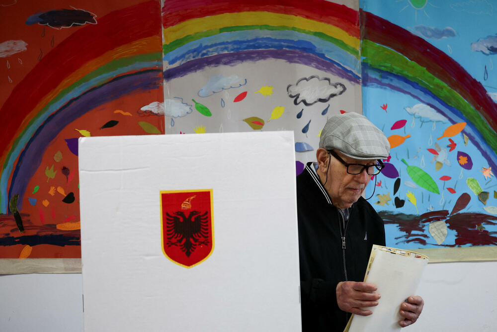 <p>Međunarodna zajednica pažljivo prati ove izbore, koji se smatraju testom pravilnog funkcionisanja krhkih institucija, nakon oštre kampanje u zemlji, daleko najviše proevropski orijentisanoj u regionu, koja je otvorila pregovore o pristupanju Evropskoj uniji (EU) u julu 2022. godine</p>