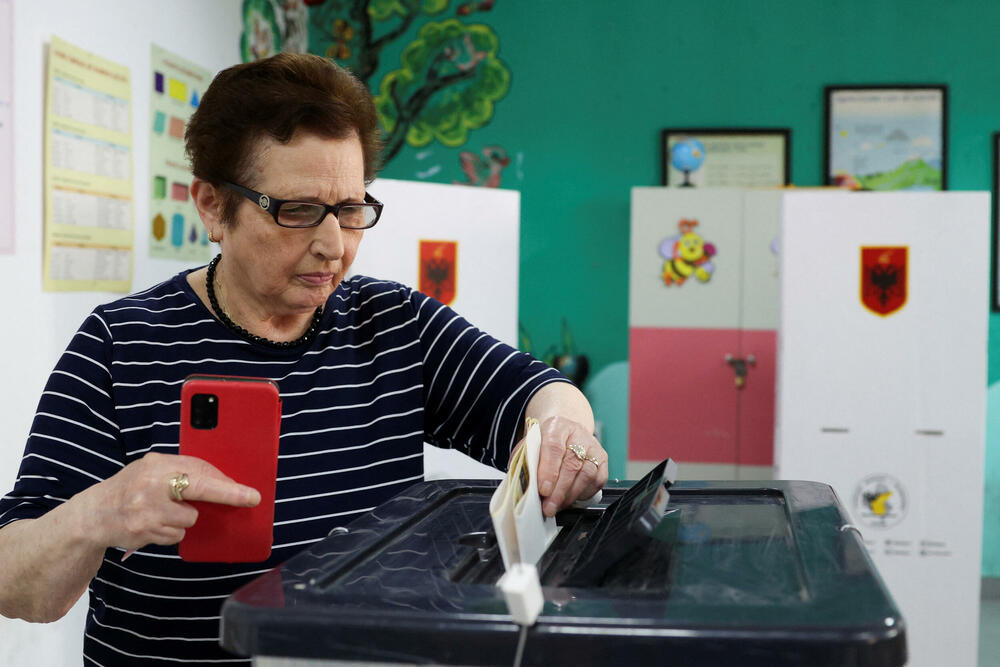 <p>Međunarodna zajednica pažljivo prati ove izbore, koji se smatraju testom pravilnog funkcionisanja krhkih institucija, nakon oštre kampanje u zemlji, daleko najviše proevropski orijentisanoj u regionu, koja je otvorila pregovore o pristupanju Evropskoj uniji (EU) u julu 2022. godine</p>