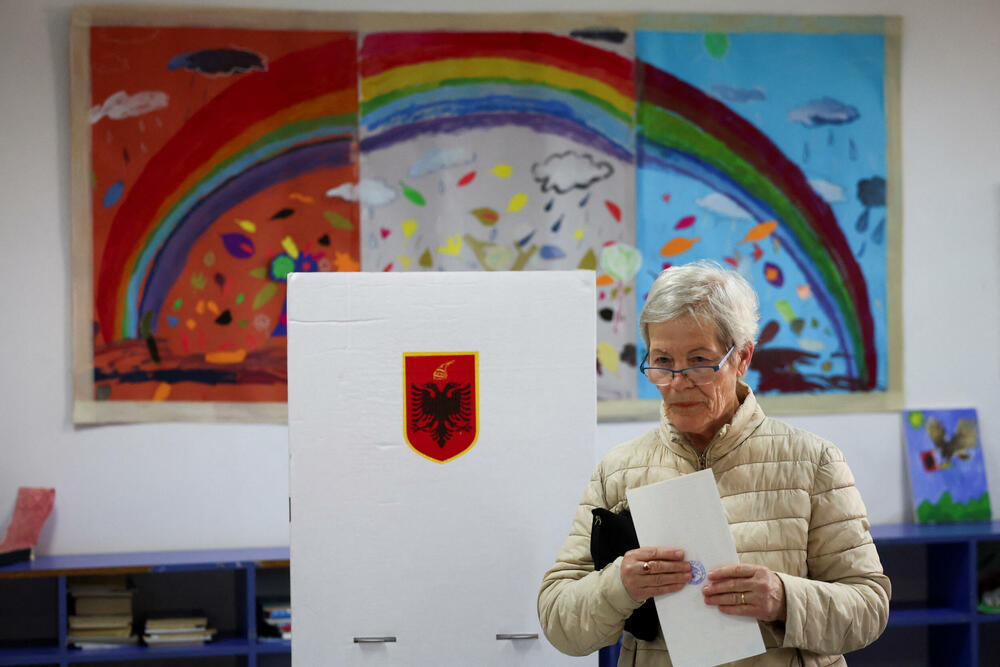 <p>Međunarodna zajednica pažljivo prati ove izbore, koji se smatraju testom pravilnog funkcionisanja krhkih institucija, nakon oštre kampanje u zemlji, daleko najviše proevropski orijentisanoj u regionu, koja je otvorila pregovore o pristupanju Evropskoj uniji (EU) u julu 2022. godine</p>