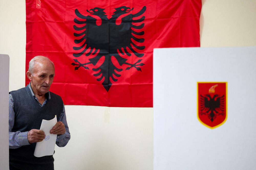 <p>Međunarodna zajednica pažljivo prati ove izbore, koji se smatraju testom pravilnog funkcionisanja krhkih institucija, nakon oštre kampanje u zemlji, daleko najviše proevropski orijentisanoj u regionu, koja je otvorila pregovore o pristupanju Evropskoj uniji (EU) u julu 2022. godine</p>