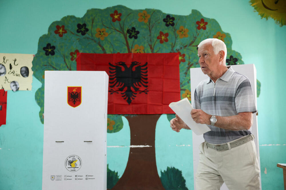 <p>Međunarodna zajednica pažljivo prati ove izbore, koji se smatraju testom pravilnog funkcionisanja krhkih institucija, nakon oštre kampanje u zemlji, daleko najviše proevropski orijentisanoj u regionu, koja je otvorila pregovore o pristupanju Evropskoj uniji (EU) u julu 2022. godine</p>