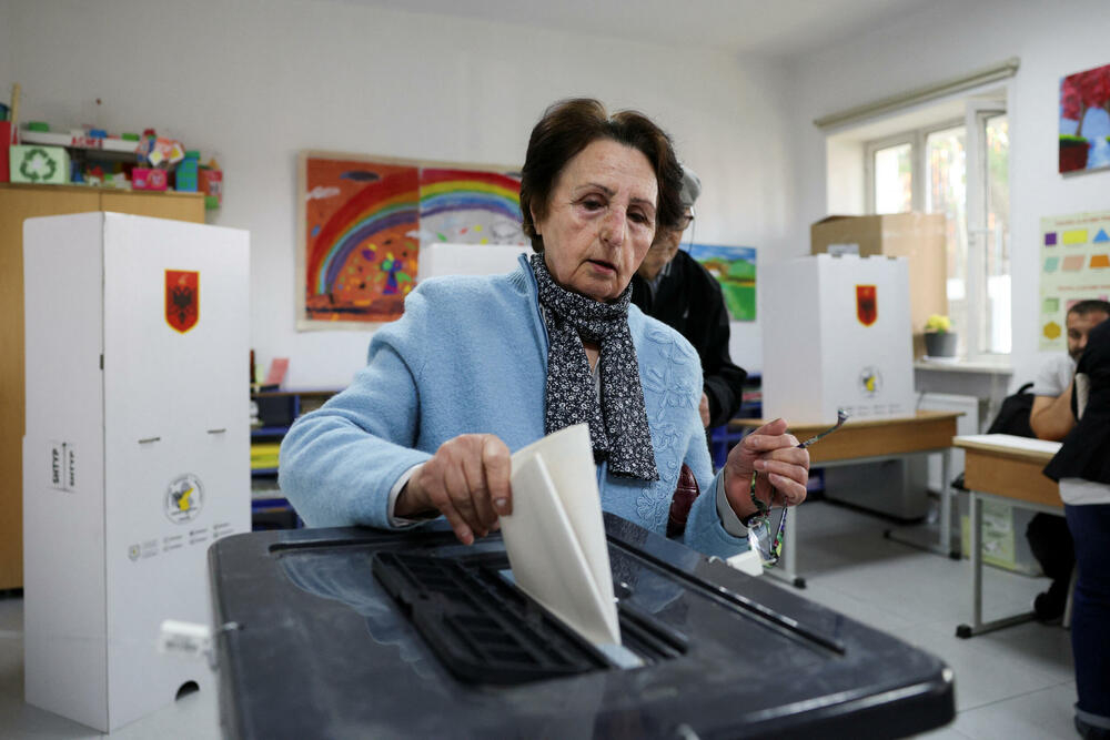 <p>Međunarodna zajednica pažljivo prati ove izbore, koji se smatraju testom pravilnog funkcionisanja krhkih institucija, nakon oštre kampanje u zemlji, daleko najviše proevropski orijentisanoj u regionu, koja je otvorila pregovore o pristupanju Evropskoj uniji (EU) u julu 2022. godine</p>