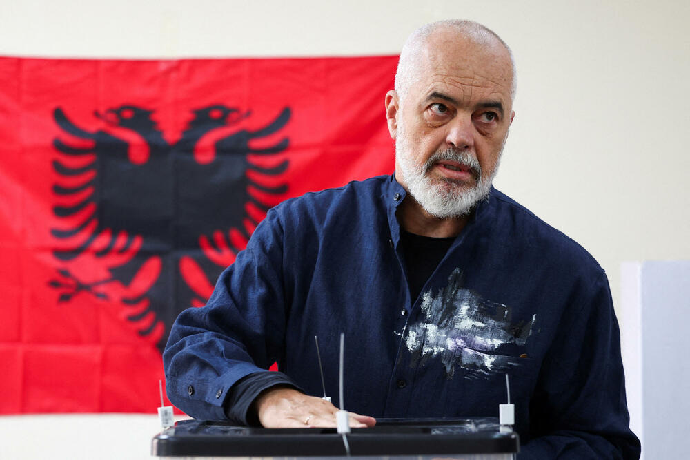 <p>Međunarodna zajednica pažljivo prati ove izbore, koji se smatraju testom pravilnog funkcionisanja krhkih institucija, nakon oštre kampanje u zemlji, daleko najviše proevropski orijentisanoj u regionu, koja je otvorila pregovore o pristupanju Evropskoj uniji (EU) u julu 2022. godine</p>