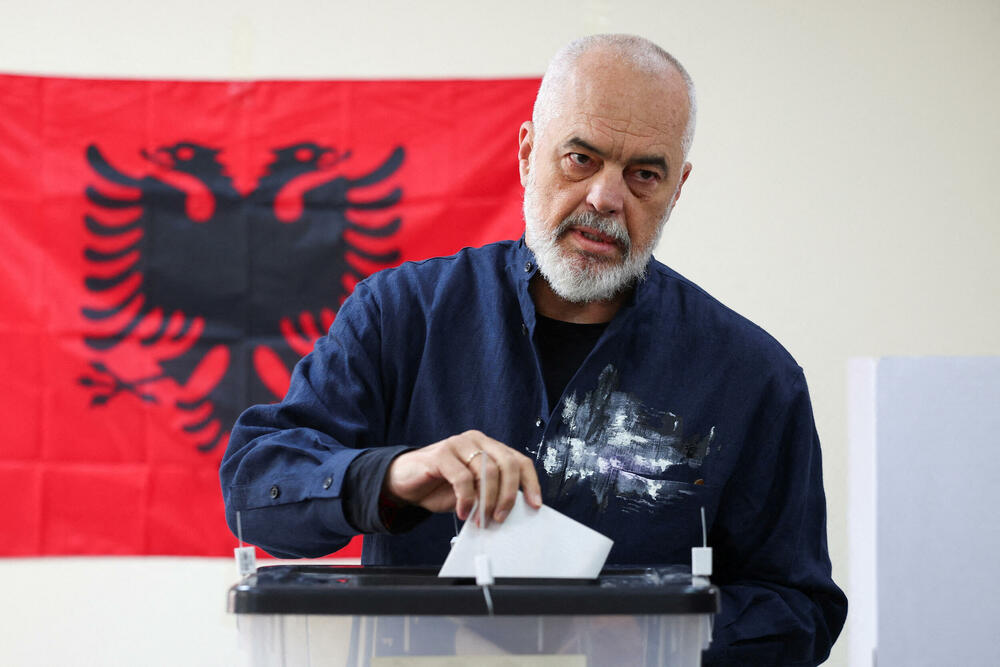 <p>Međunarodna zajednica pažljivo prati ove izbore, koji se smatraju testom pravilnog funkcionisanja krhkih institucija, nakon oštre kampanje u zemlji, daleko najviše proevropski orijentisanoj u regionu, koja je otvorila pregovore o pristupanju Evropskoj uniji (EU) u julu 2022. godine</p>