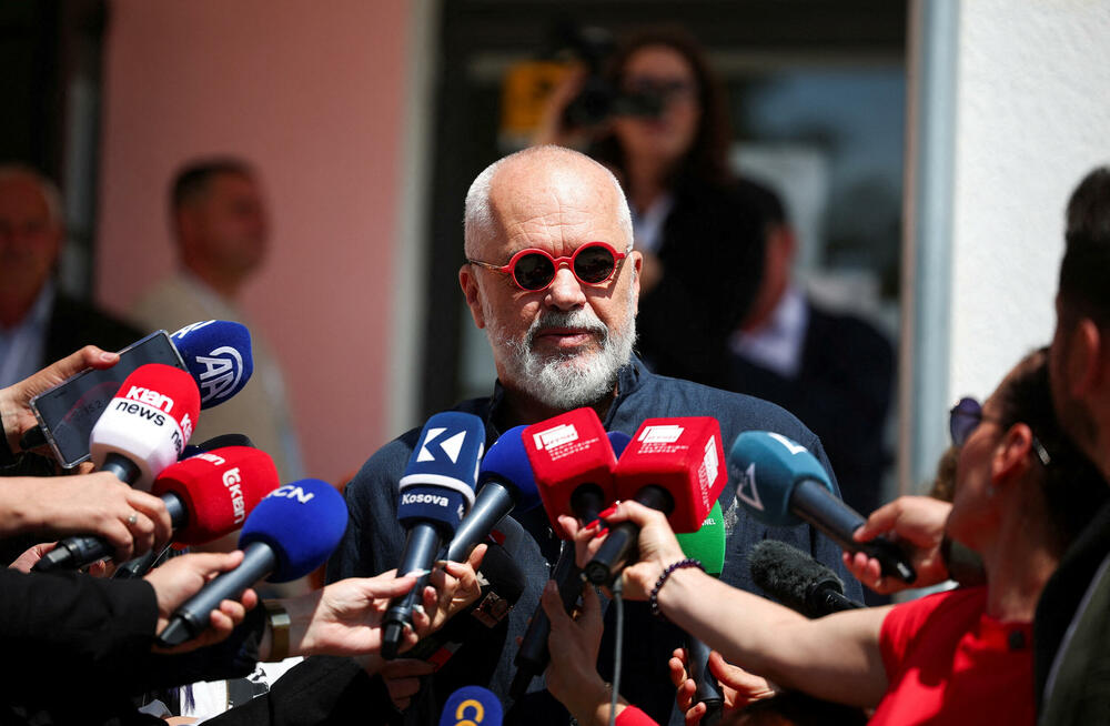 <p>Međunarodna zajednica pažljivo prati ove izbore, koji se smatraju testom pravilnog funkcionisanja krhkih institucija, nakon oštre kampanje u zemlji, daleko najviše proevropski orijentisanoj u regionu, koja je otvorila pregovore o pristupanju Evropskoj uniji (EU) u julu 2022. godine</p>