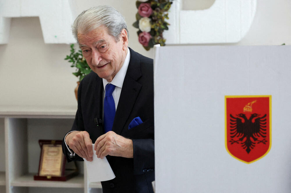 <p>Međunarodna zajednica pažljivo prati ove izbore, koji se smatraju testom pravilnog funkcionisanja krhkih institucija, nakon oštre kampanje u zemlji, daleko najviše proevropski orijentisanoj u regionu, koja je otvorila pregovore o pristupanju Evropskoj uniji (EU) u julu 2022. godine</p>