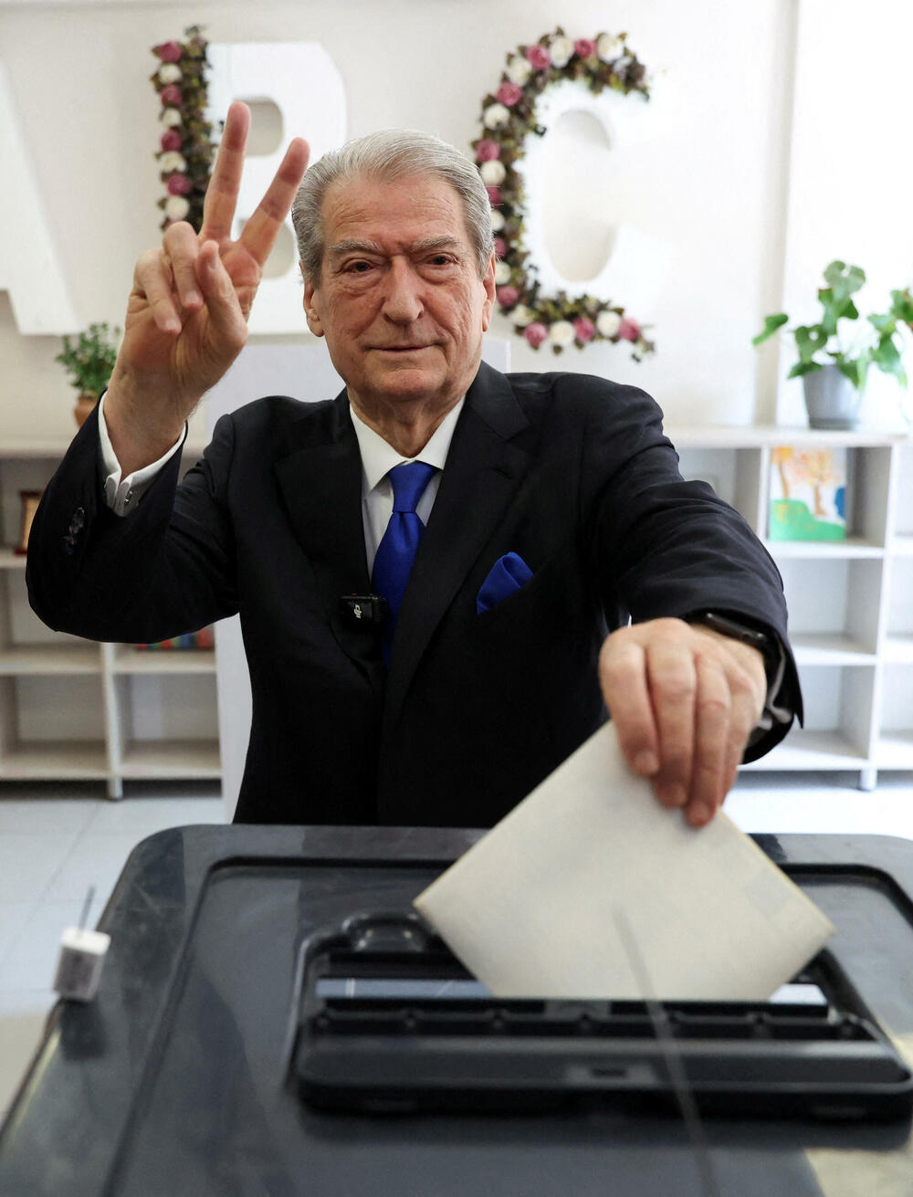 <p>Međunarodna zajednica pažljivo prati ove izbore, koji se smatraju testom pravilnog funkcionisanja krhkih institucija, nakon oštre kampanje u zemlji, daleko najviše proevropski orijentisanoj u regionu, koja je otvorila pregovore o pristupanju Evropskoj uniji (EU) u julu 2022. godine</p>