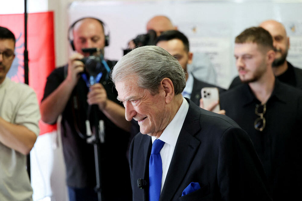 <p>Međunarodna zajednica pažljivo prati ove izbore, koji se smatraju testom pravilnog funkcionisanja krhkih institucija, nakon oštre kampanje u zemlji, daleko najviše proevropski orijentisanoj u regionu, koja je otvorila pregovore o pristupanju Evropskoj uniji (EU) u julu 2022. godine</p>