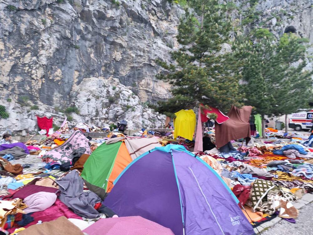 <p>Mnogi pješke prešli desetine, čak i stotine kilometara</p>