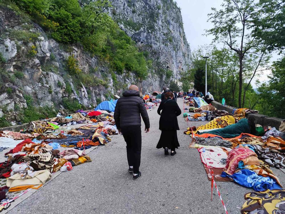 <p>Mnogi pješke prešli desetine, čak i stotine kilometara</p>