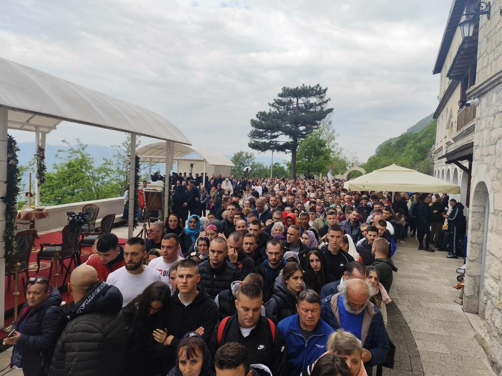 <p>Mnogi pješke prešli desetine, čak i stotine kilometara</p>