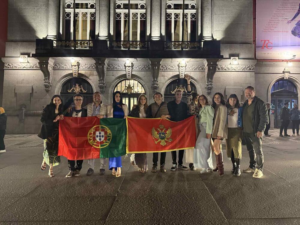 <p>Predstava "Ovo nije zemlja za žene", kako su naveli iz "Grada teatra", rađena je po motivima pripovijetke "Skočiđevojka" Stefana M. Ljubiše, u režiji Lorana Beržea, po tekstu Katje Faišku, a prikazana je kao dio programa Evropske prijestonice kulture Braga 2025, u pozorištu koje je jedan od najvažnijih kulturnih simbola Portugala, mjestu susreta umjetnosti, kulture i zajednice od davne 1915. godine</p>