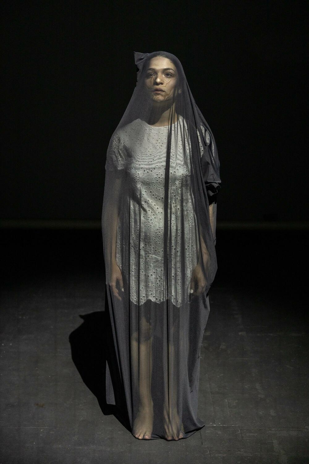 <p>Predstava "Ovo nije zemlja za žene", kako su naveli iz "Grada teatra", rađena je po motivima pripovijetke "Skočiđevojka" Stefana M. Ljubiše, u režiji Lorana Beržea, po tekstu Katje Faišku, a prikazana je kao dio programa Evropske prijestonice kulture Braga 2025, u pozorištu koje je jedan od najvažnijih kulturnih simbola Portugala, mjestu susreta umjetnosti, kulture i zajednice od davne 1915. godine</p>