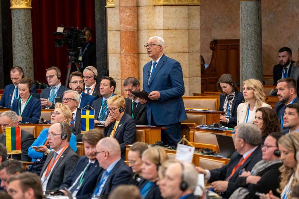 <p>On je rekao da je 28. saziv Skupštine Crne Gore za nevjerovatno kratko vrijeme u potpunosti odblokirao proces pristupanja i napravio istorijske rezultate, posebno ističući zatvaranje tri pregovaračka poglavlja krajem prošle godine</p>