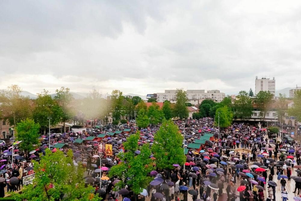 <p>Litiju, koja se u Nikšiću održava od 1996. godine i kojoj je i ove godine prisustvovao veliki broj građana, uprkos kiši koja kao da je postala zaštitni znak litije, predvodili su mitropolit crnogorsko-primorski Joanikije, veliki broj vladika, brojno sveštenstvo i monaštvo</p>