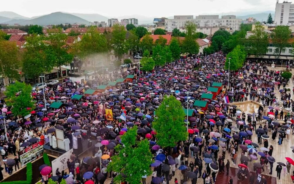 <p>Litiju, koja se u Nikšiću održava od 1996. godine i kojoj je i ove godine prisustvovao veliki broj građana, uprkos kiši koja kao da je postala zaštitni znak litije, predvodili su mitropolit crnogorsko-primorski Joanikije, veliki broj vladika, brojno sveštenstvo i monaštvo</p>