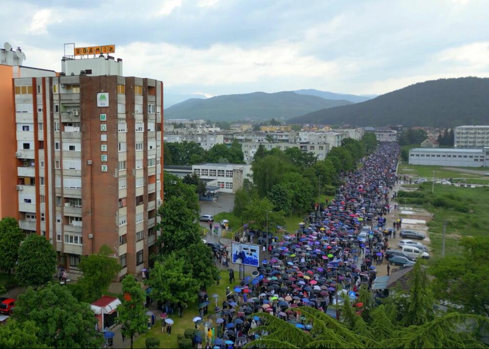 <p>Litiju, koja se u Nikšiću održava od 1996. godine i kojoj je i ove godine prisustvovao veliki broj građana, uprkos kiši koja kao da je postala zaštitni znak litije, predvodili su mitropolit crnogorsko-primorski Joanikije, veliki broj vladika, brojno sveštenstvo i monaštvo</p>