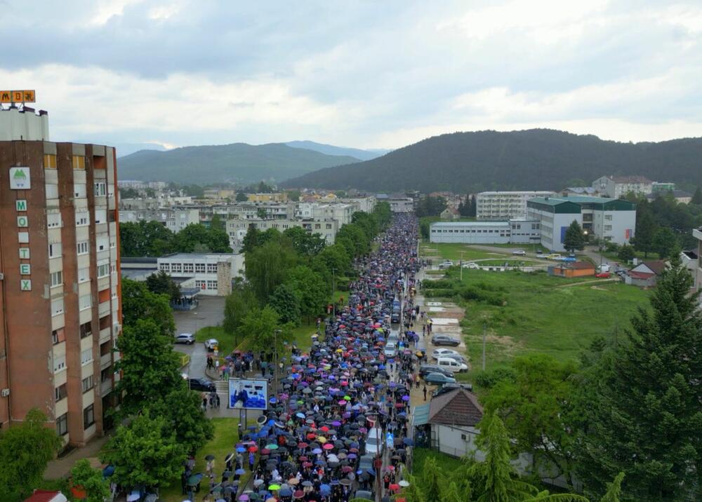 <p>Litiju, koja se u Nikšiću održava od 1996. godine i kojoj je i ove godine prisustvovao veliki broj građana, uprkos kiši koja kao da je postala zaštitni znak litije, predvodili su mitropolit crnogorsko-primorski Joanikije, veliki broj vladika, brojno sveštenstvo i monaštvo</p>