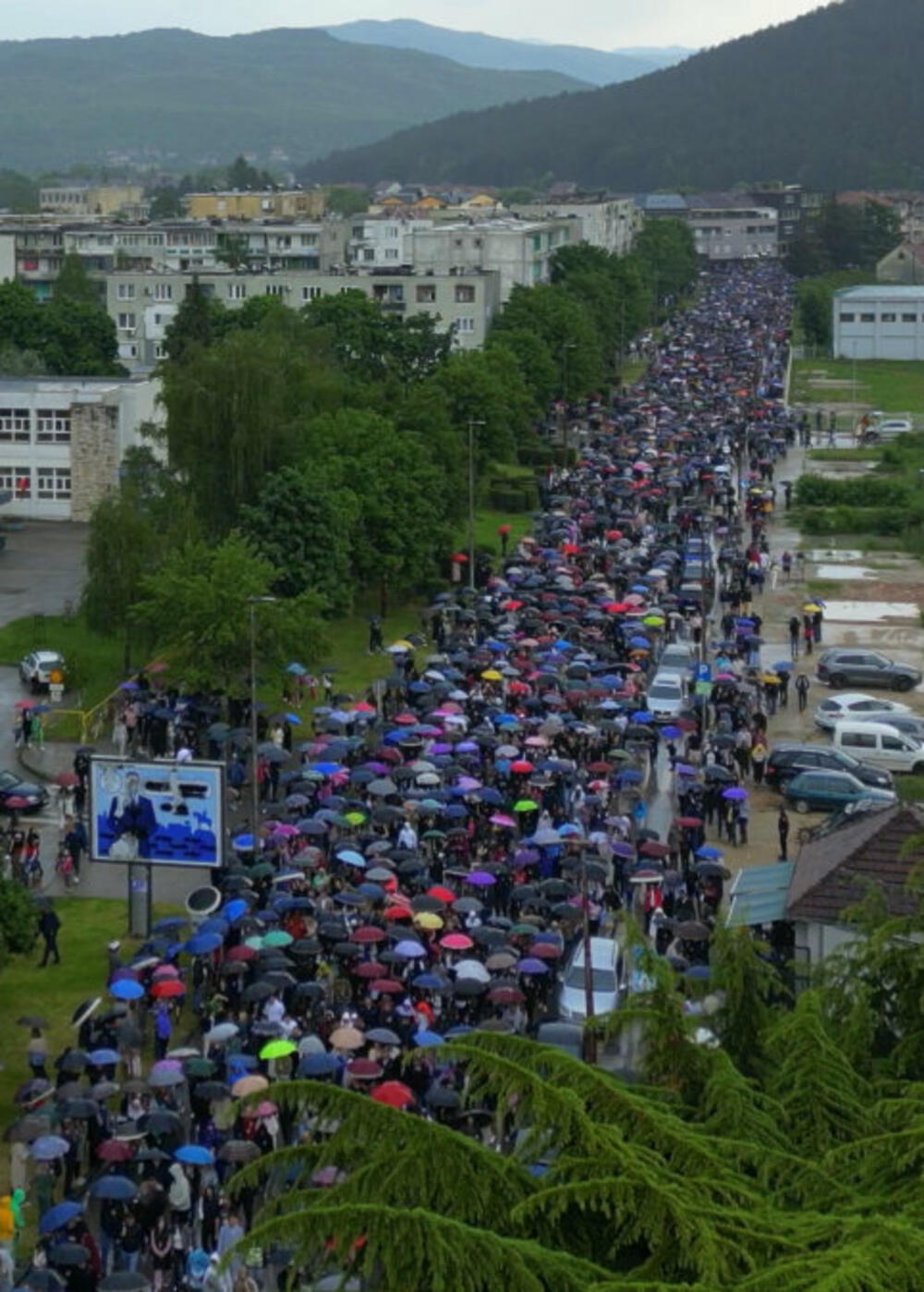 <p>Litiju, koja se u Nikšiću održava od 1996. godine i kojoj je i ove godine prisustvovao veliki broj građana, uprkos kiši koja kao da je postala zaštitni znak litije, predvodili su mitropolit crnogorsko-primorski Joanikije, veliki broj vladika, brojno sveštenstvo i monaštvo</p>