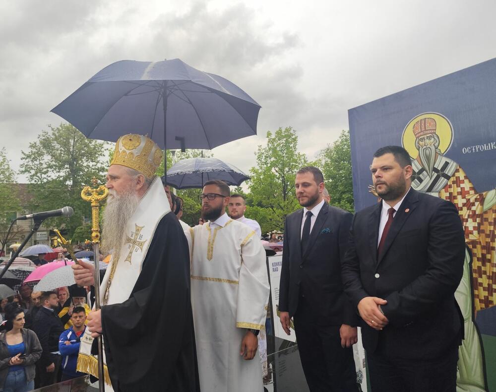 <p>Litiju, koja se u Nikšiću održava od 1996. godine i kojoj je i ove godine prisustvovao veliki broj građana, uprkos kiši koja kao da je postala zaštitni znak litije, predvodili su mitropolit crnogorsko-primorski Joanikije, veliki broj vladika, brojno sveštenstvo i monaštvo</p>