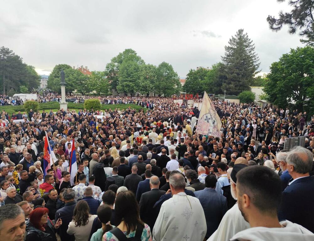 <p>Litiju, koja se u Nikšiću održava od 1996. godine i kojoj je i ove godine prisustvovao veliki broj građana, uprkos kiši koja kao da je postala zaštitni znak litije, predvodili su mitropolit crnogorsko-primorski Joanikije, veliki broj vladika, brojno sveštenstvo i monaštvo</p>