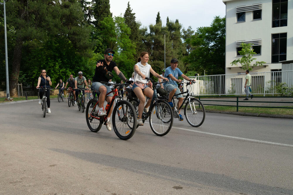 <p>Iz NVO Biciko.me je saopšteno da je više od 300 ljudi svih generacija uživalo vozeći biciklo ulicama Podgorice u dužini od devet kilometara, poslavši snažnu poruku o značaju aktivnog kretanja za očuvanje zdravlja</p>