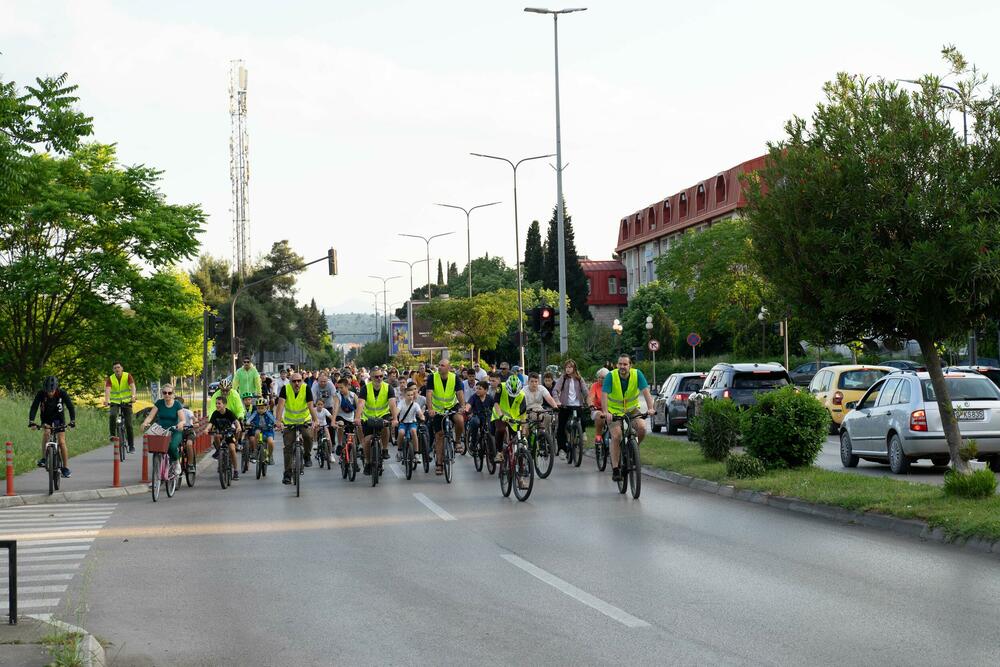 <p>Iz NVO Biciko.me je saopšteno da je više od 300 ljudi svih generacija uživalo vozeći biciklo ulicama Podgorice u dužini od devet kilometara, poslavši snažnu poruku o značaju aktivnog kretanja za očuvanje zdravlja</p>