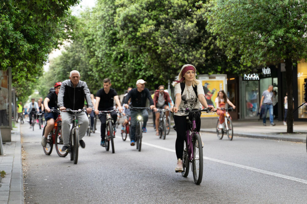 <p>Iz NVO Biciko.me je saopšteno da je više od 300 ljudi svih generacija uživalo vozeći biciklo ulicama Podgorice u dužini od devet kilometara, poslavši snažnu poruku o značaju aktivnog kretanja za očuvanje zdravlja</p>