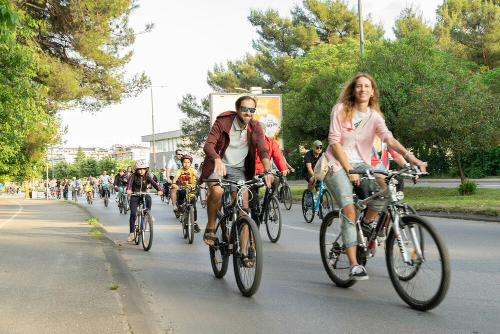 <p>Iz NVO Biciko.me je saopšteno da je više od 300 ljudi svih generacija uživalo vozeći biciklo ulicama Podgorice u dužini od devet kilometara, poslavši snažnu poruku o značaju aktivnog kretanja za očuvanje zdravlja</p>