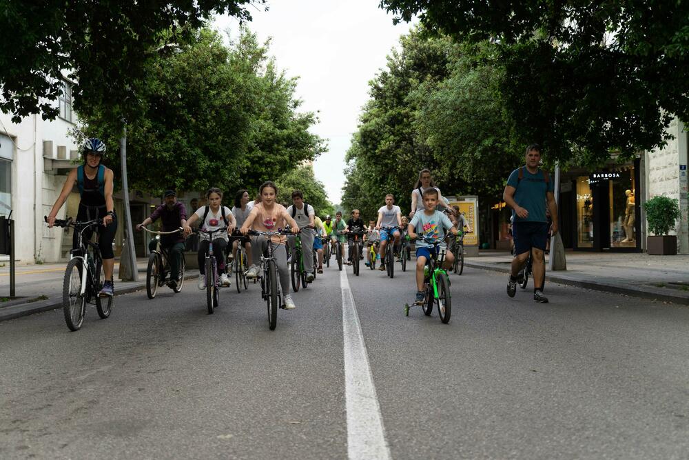 <p>Iz NVO Biciko.me je saopšteno da je više od 300 ljudi svih generacija uživalo vozeći biciklo ulicama Podgorice u dužini od devet kilometara, poslavši snažnu poruku o značaju aktivnog kretanja za očuvanje zdravlja</p>