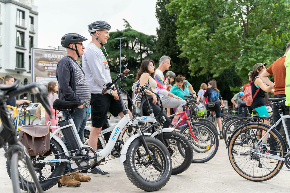<p>Iz NVO Biciko.me je saopšteno da je više od 300 ljudi svih generacija uživalo vozeći biciklo ulicama Podgorice u dužini od devet kilometara, poslavši snažnu poruku o značaju aktivnog kretanja za očuvanje zdravlja</p>