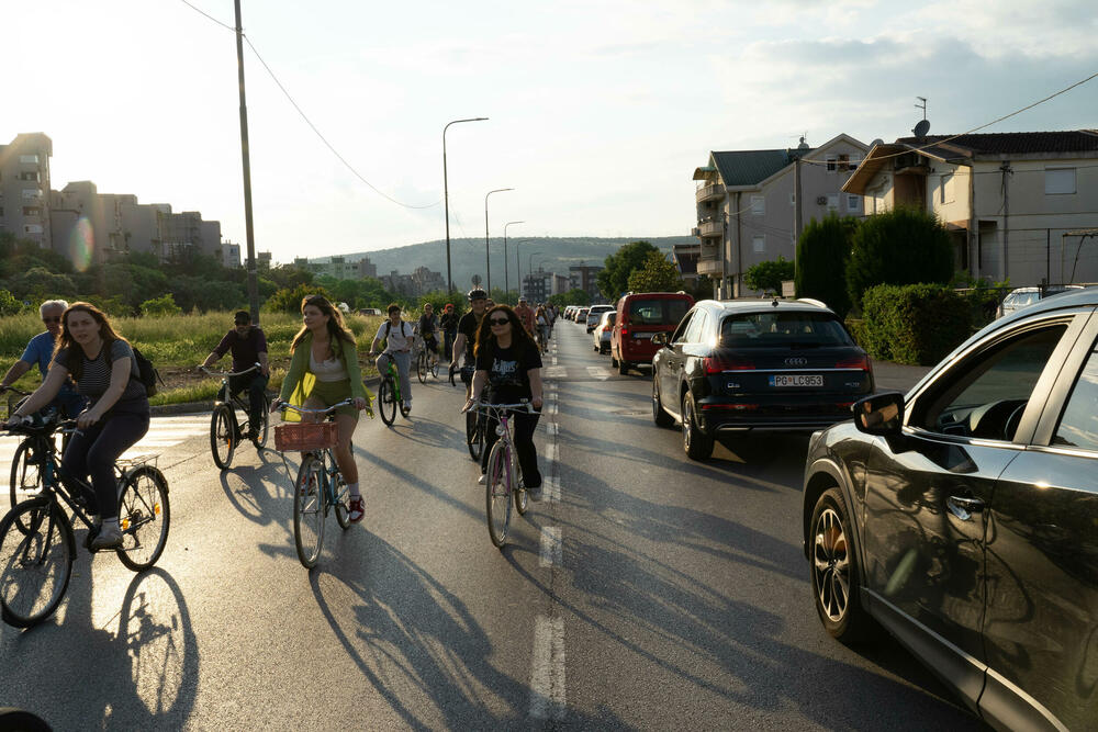 <p>Iz NVO Biciko.me je saopšteno da je više od 300 ljudi svih generacija uživalo vozeći biciklo ulicama Podgorice u dužini od devet kilometara, poslavši snažnu poruku o značaju aktivnog kretanja za očuvanje zdravlja</p>