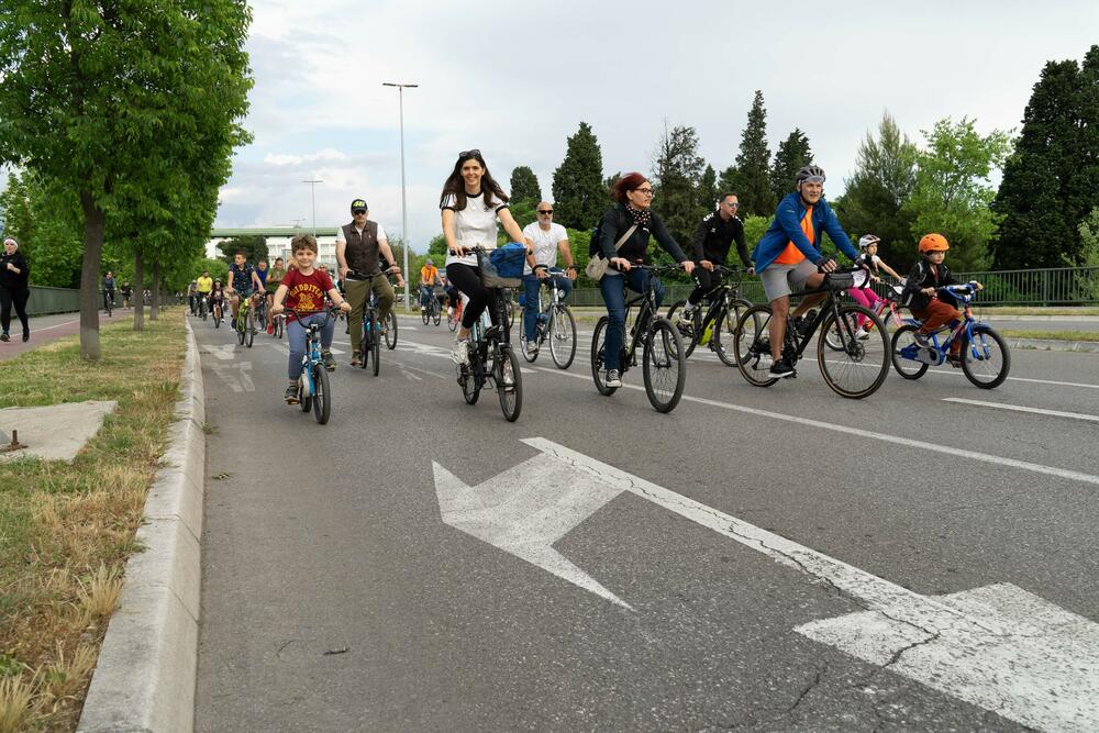 <p>Iz NVO Biciko.me je saopšteno da je više od 300 ljudi svih generacija uživalo vozeći biciklo ulicama Podgorice u dužini od devet kilometara, poslavši snažnu poruku o značaju aktivnog kretanja za očuvanje zdravlja</p>