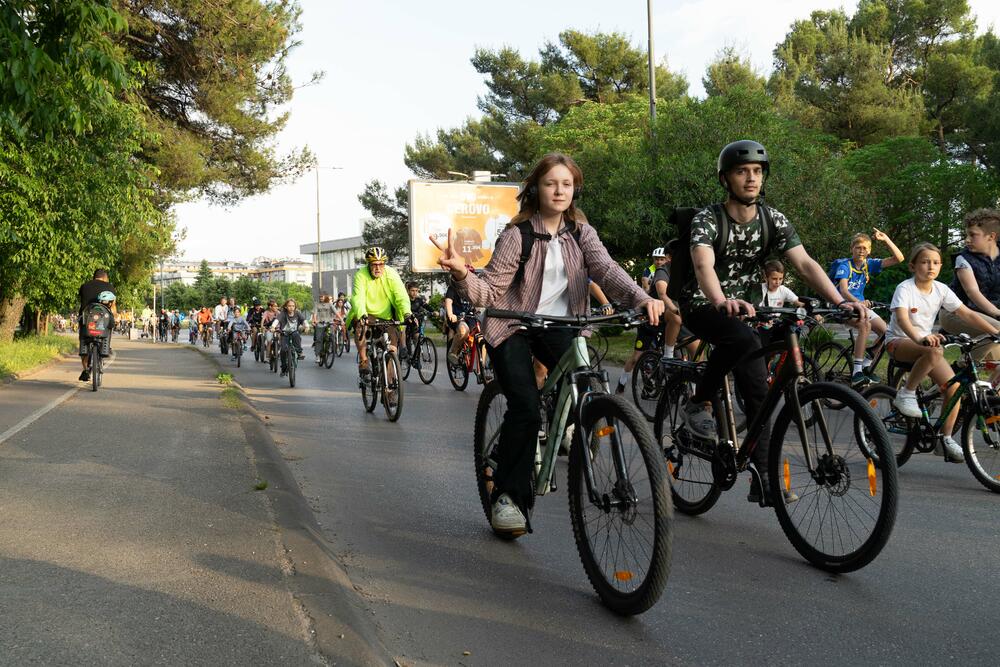 <p>Iz NVO Biciko.me je saopšteno da je više od 300 ljudi svih generacija uživalo vozeći biciklo ulicama Podgorice u dužini od devet kilometara, poslavši snažnu poruku o značaju aktivnog kretanja za očuvanje zdravlja</p>