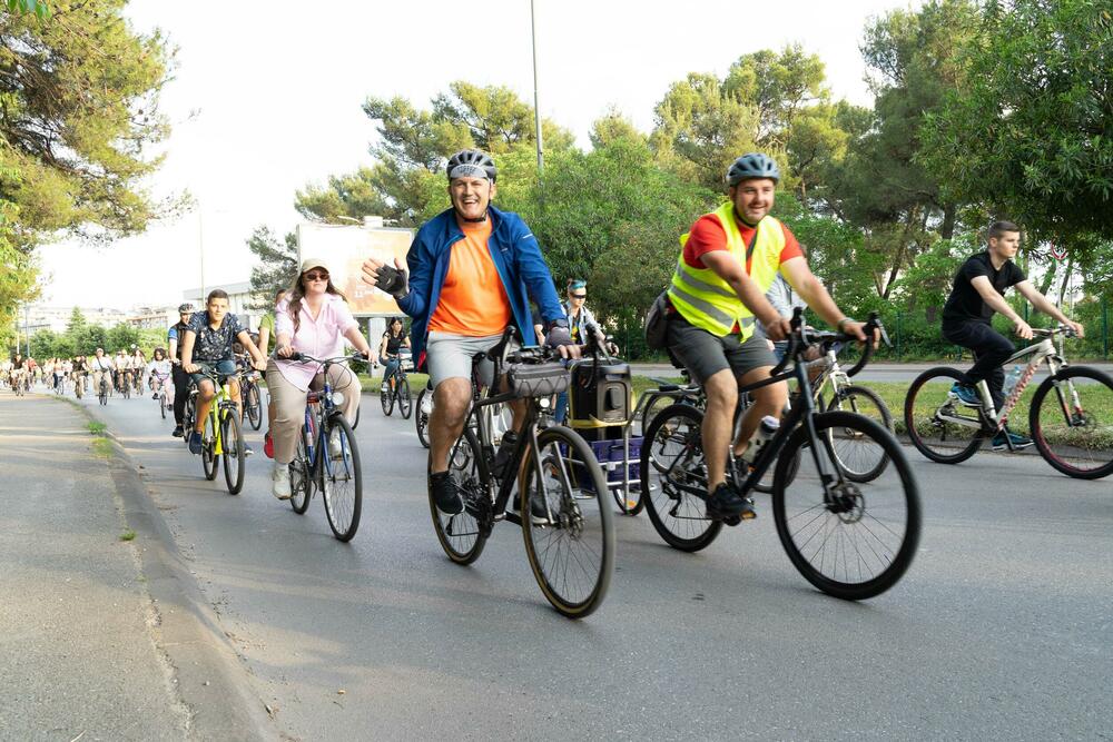 <p>Iz NVO Biciko.me je saopšteno da je više od 300 ljudi svih generacija uživalo vozeći biciklo ulicama Podgorice u dužini od devet kilometara, poslavši snažnu poruku o značaju aktivnog kretanja za očuvanje zdravlja</p>