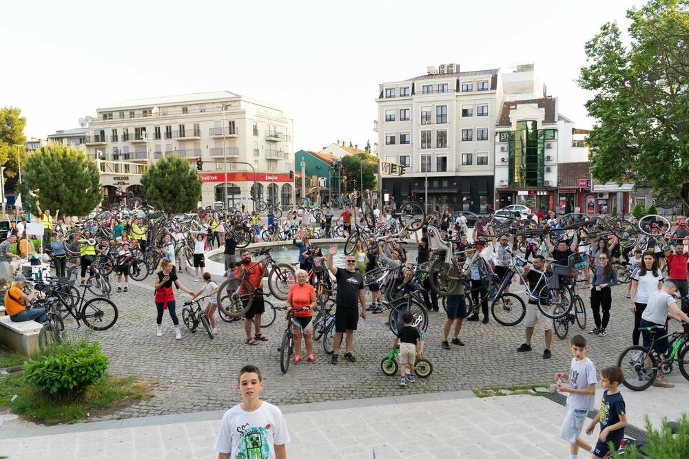 <p>Iz NVO Biciko.me je saopšteno da je više od 300 ljudi svih generacija uživalo vozeći biciklo ulicama Podgorice u dužini od devet kilometara, poslavši snažnu poruku o značaju aktivnog kretanja za očuvanje zdravlja</p>