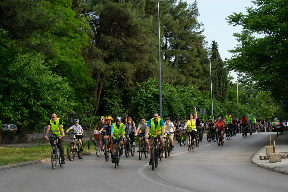 <p>Iz NVO Biciko.me je saopšteno da je više od 300 ljudi svih generacija uživalo vozeći biciklo ulicama Podgorice u dužini od devet kilometara, poslavši snažnu poruku o značaju aktivnog kretanja za očuvanje zdravlja</p>
