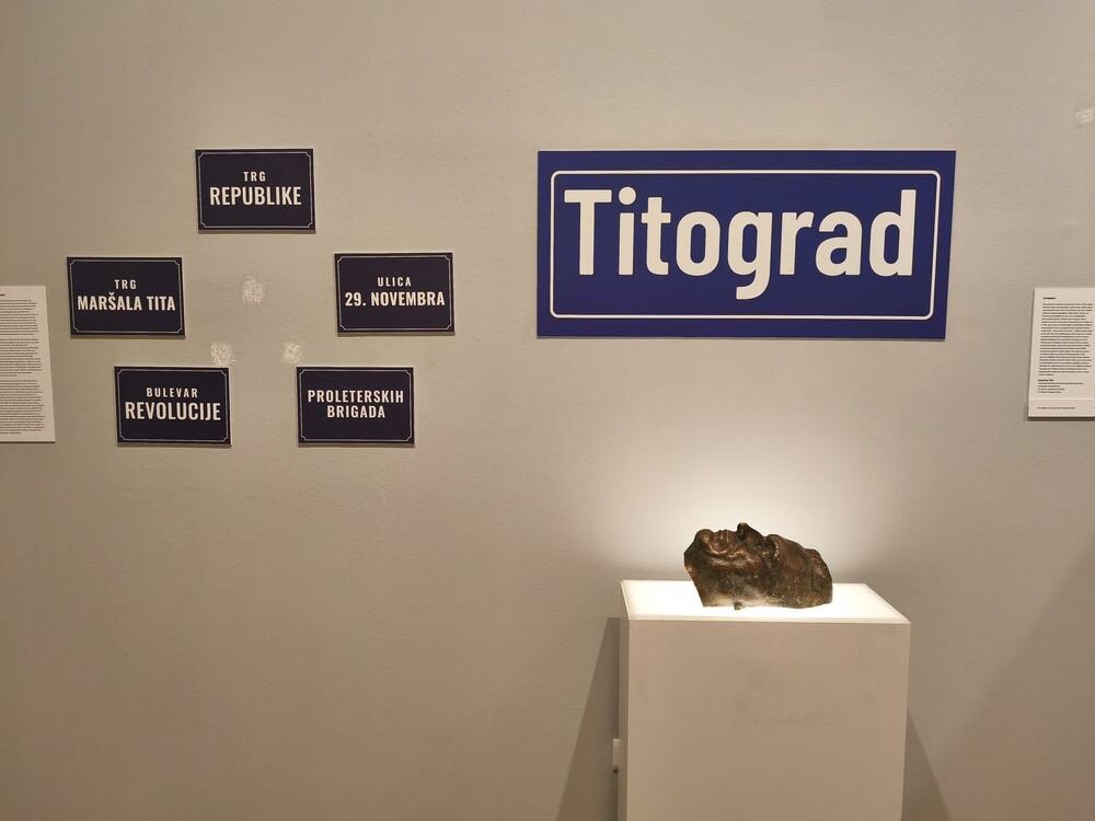 <p>Izložba koja donosi spoj edukacije, istorije, emocija i umjetnosti, dok evocira posljednju dekadu prošlog vijeka, biće otvorena večeras u Podgorici, u Modernoj galeriji u 20 časova</p>