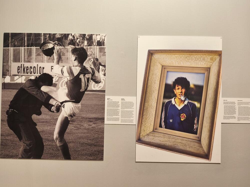 <p>Izložba koja donosi spoj edukacije, istorije, emocija i umjetnosti, dok evocira posljednju dekadu prošlog vijeka, biće otvorena večeras u Podgorici, u Modernoj galeriji u 20 časova</p>