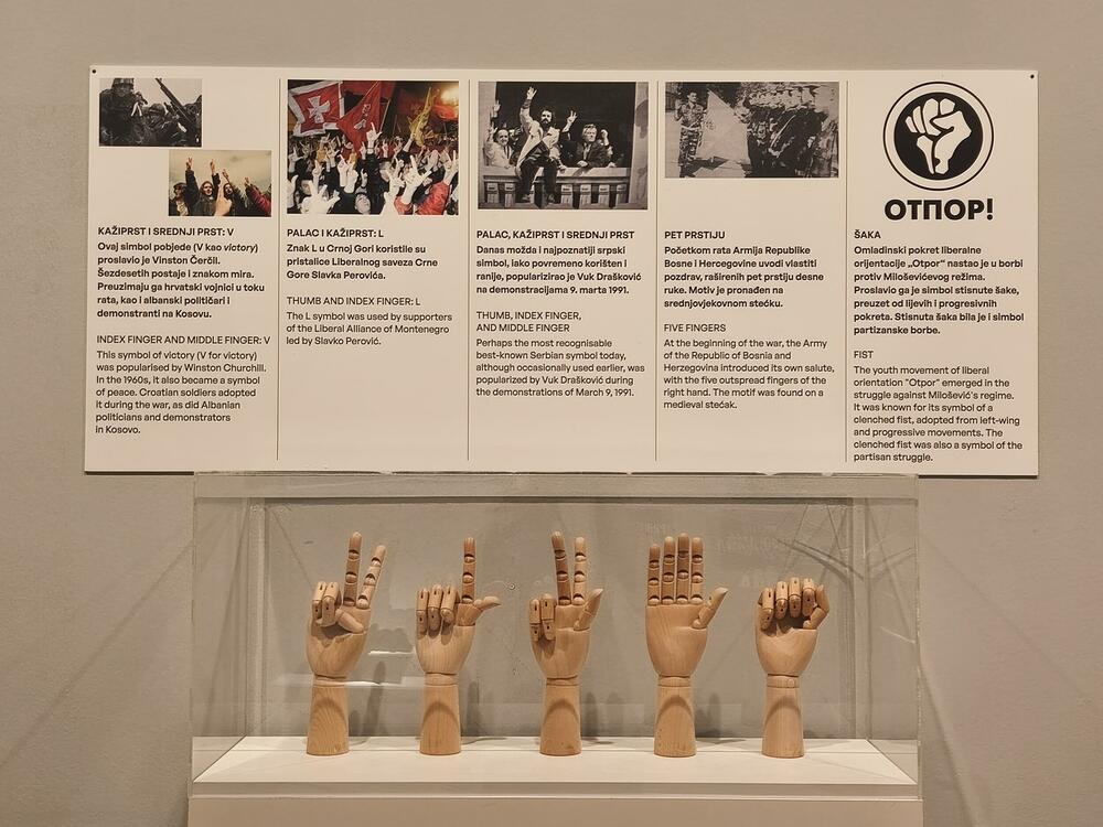 <p>Izložba koja donosi spoj edukacije, istorije, emocija i umjetnosti, dok evocira posljednju dekadu prošlog vijeka, biće otvorena večeras u Podgorici, u Modernoj galeriji u 20 časova</p>