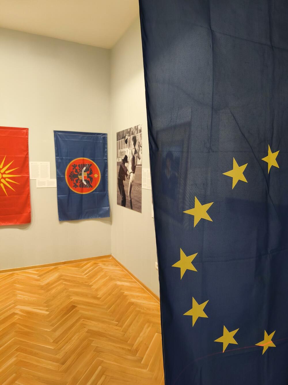 <p>Izložba koja donosi spoj edukacije, istorije, emocija i umjetnosti, dok evocira posljednju dekadu prošlog vijeka, biće otvorena večeras u Podgorici, u Modernoj galeriji u 20 časova</p>