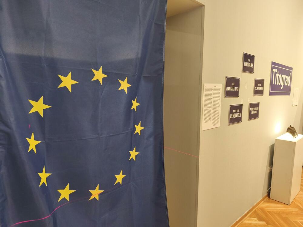 <p>Izložba koja donosi spoj edukacije, istorije, emocija i umjetnosti, dok evocira posljednju dekadu prošlog vijeka, biće otvorena večeras u Podgorici, u Modernoj galeriji u 20 časova</p>