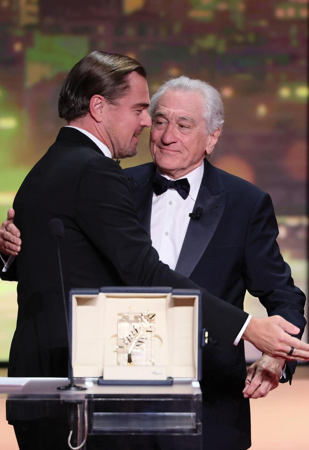 <p>Legendarnom glumcu priznanje je uručio mlađi kolega, Leonardo di Kaprio</p>