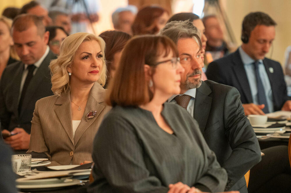 <p>Znanje, integritet i liderstvo moraju postati osnova napredovanja i odlučivanja, kazao je predsjednik AMM-a Budimir Raičković</p>