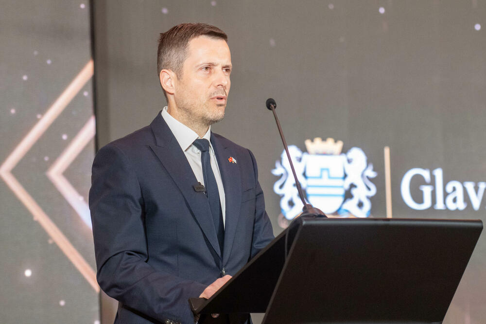 <p>Znanje, integritet i liderstvo moraju postati osnova napredovanja i odlučivanja, kazao je predsjednik AMM-a Budimir Raičković</p>